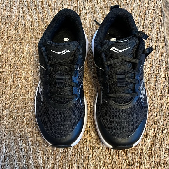 NEW Boys Saucony Kinvara Sneakers - Picture 2 of 7